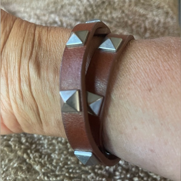 Stella & Dot women’s brown leather wrap bracelet with silver hardware on band - Picture 3 of 4